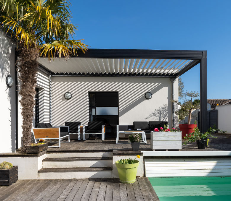 AA Alu propose des pergolas bioclimatiques à lames orientables