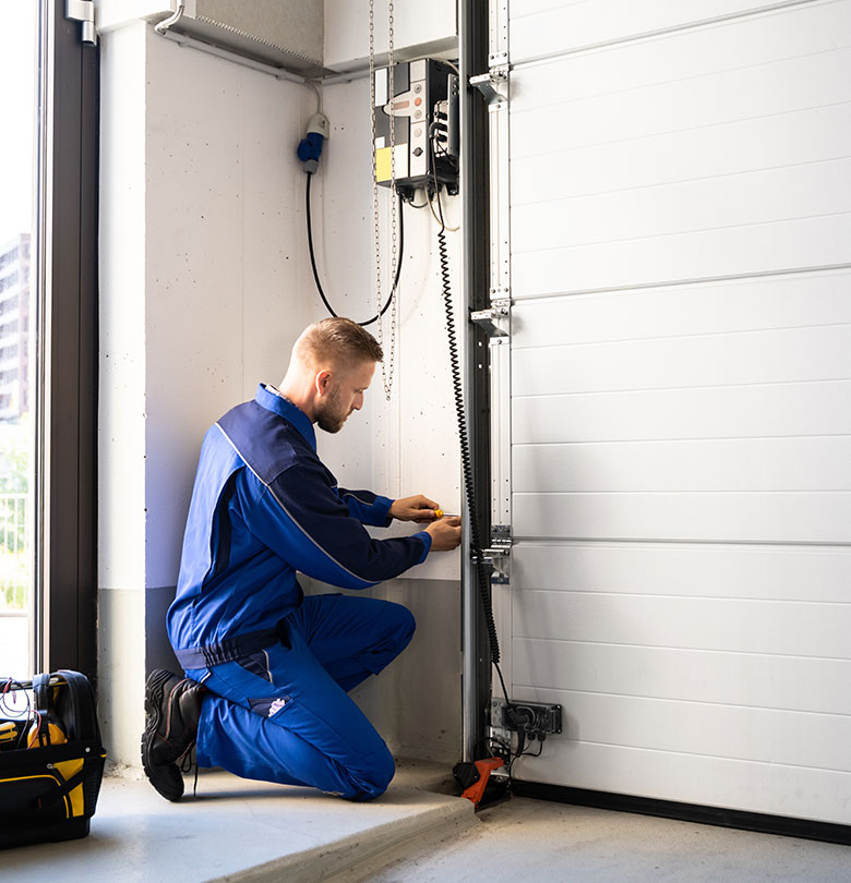 AA Alu vous propose des portes de garage : porte de garage enroulable, porte de garage sectionnelle