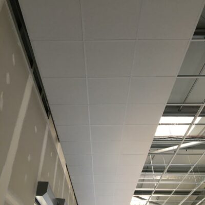 Pose de plafond dalle